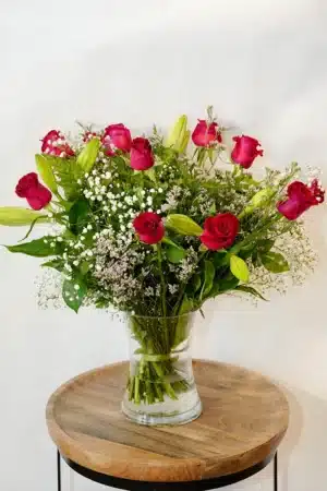 זר ורדים ושושן צחור